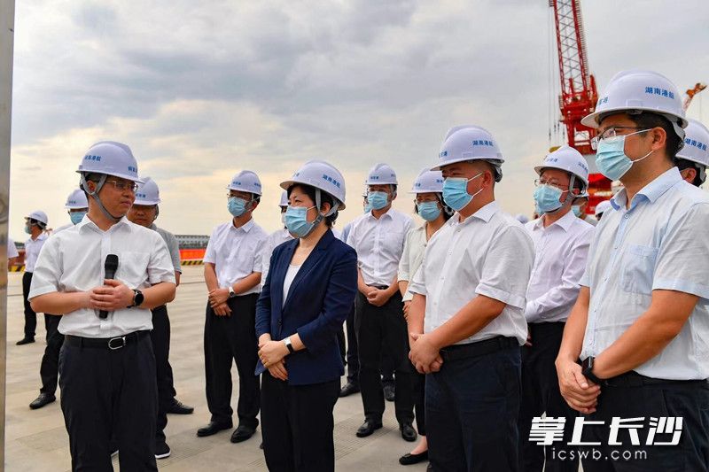 吴桂英在长沙港铜官港区了解临港经济发展情况。