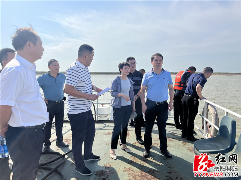 吴光文察看国控断面水质情况 (2)_副本.jpg