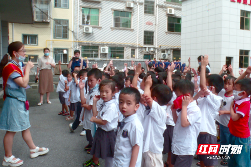 学生们踊跃回答消防安全知识问题1.png