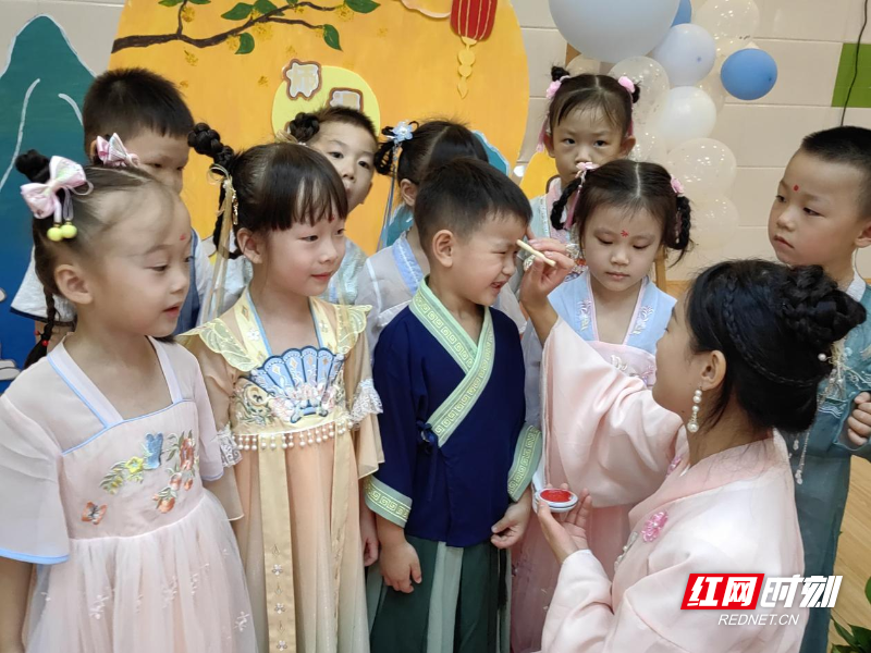 老师在为孩子们点朱砂.png