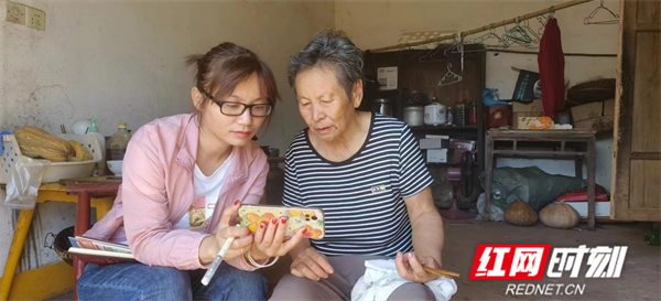东岳观镇党员干部下基层带领群众收看.png