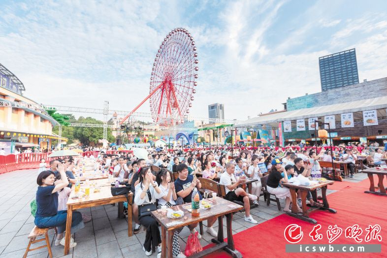 长沙世界之窗　　市民游客在长沙世界之窗参加中秋合拢宴，体验传统而又具有仪式感的中秋活动。长沙晚报全媒体记者 冯启阳 通讯员 周煌辉 摄影报道