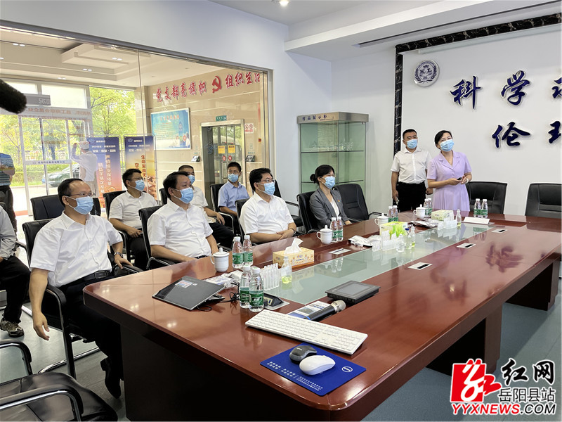 隋忠诚一行听取科伦制药负责人介绍企业生产情况_副本.jpg