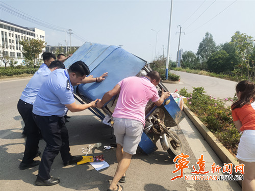 宁远：路遇三轮车侧翻 民警及时救助_副本500.jpg