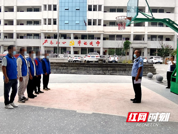 对社区矫正对象进行点验。.jpg