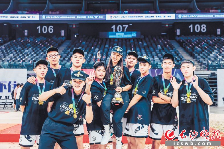 　　8月19日，明德华兴中学获得中国初中篮球联赛男子组总冠军，于红俊（右五）和队员们合影。  新华社发