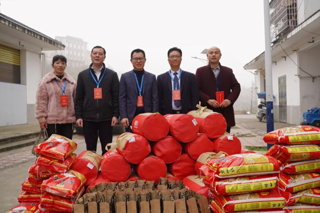 邓玉明和其他代表一起走访龙塘镇易地扶贫搬迁户。.jpg