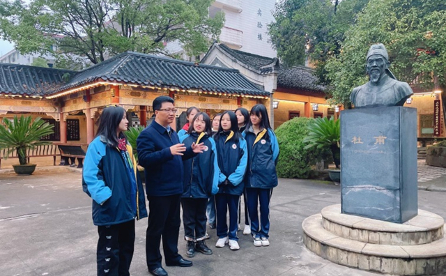 邓玉明对学生进行爱国主义教育。.jpg