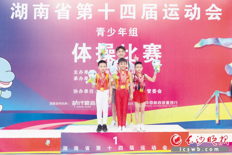 李景明(左)、郑喜(中)、陈东俊在夺金后与教练刘亚中合影。