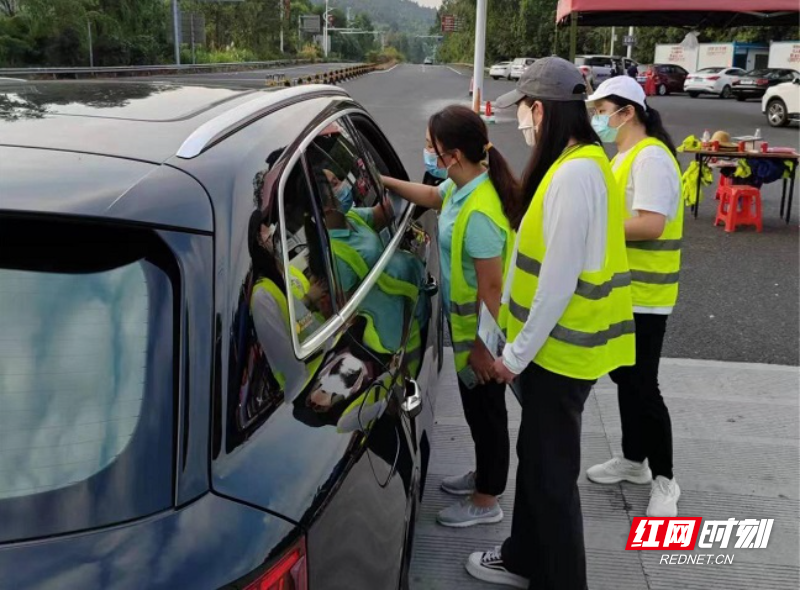 北湖区司法局干警们穿上萤光交通岗马夹变身疫情防控一线的志愿者2.jpg