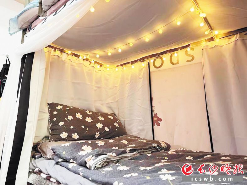 　　王同学网购了星星灯和床帘，把自己的床铺装扮得温馨而美好。