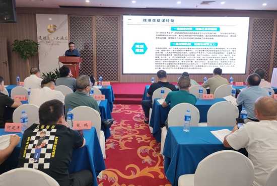 张家界市武陵源区畜牧水产事务中心副主任刘伟军在大会上作典型发言 (2).jpg