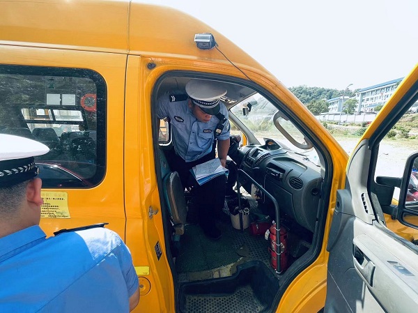 检查校车1.jpg