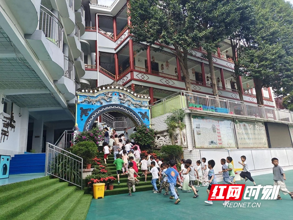 教师组织幼儿撤离.jpg