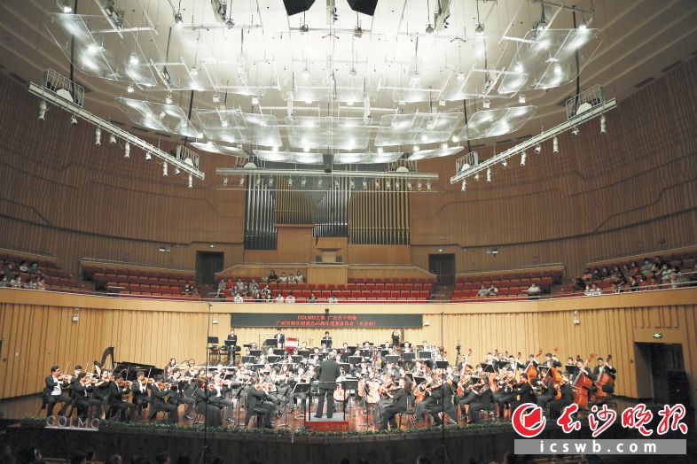 　　“广州交响乐团成立65周年音乐会”在长沙音乐厅奏响。