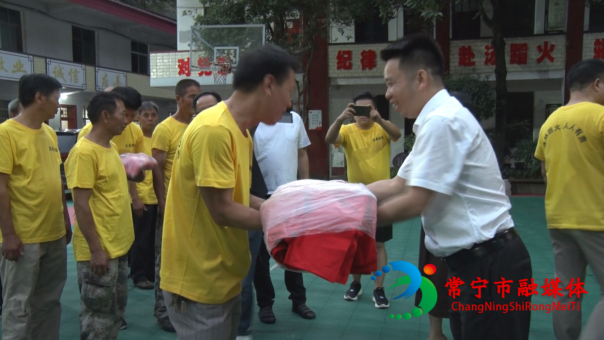 周黎出席捐贈防火設施_看圖王.jpg
