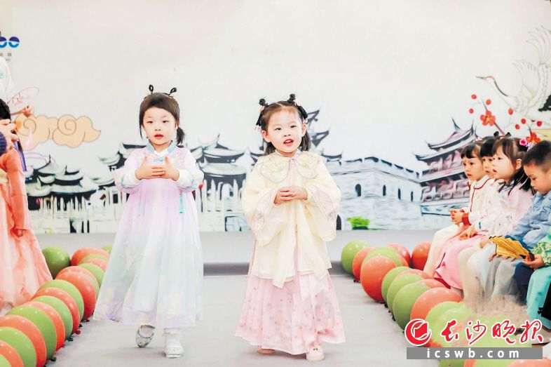 　　不少幼儿园开展汉服主题活动，展示优秀的中华传统文化。长沙晚报通讯员 王可欣 供图