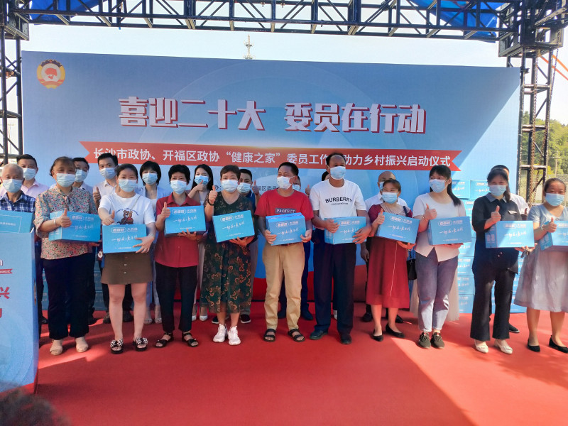 向村民发放慰问医药物资。