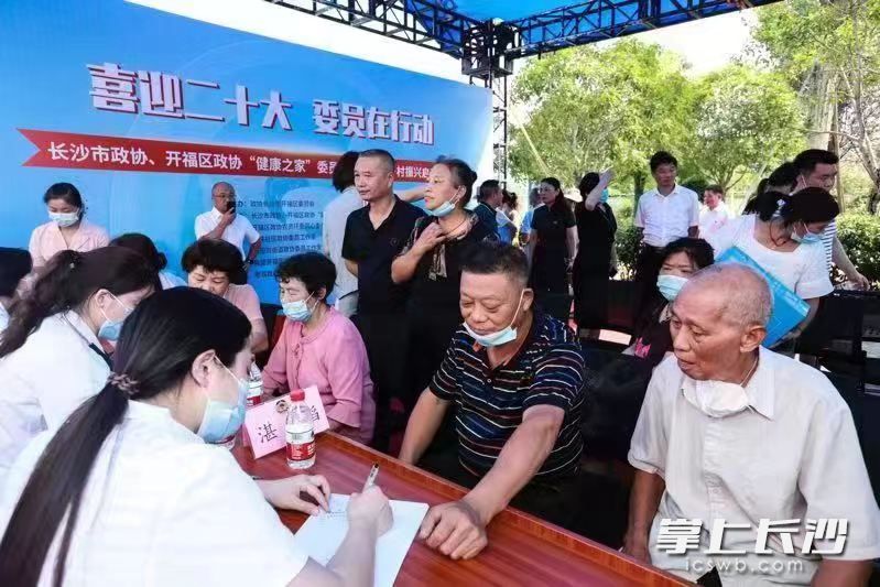 村民踊跃来找医生看病咨询。