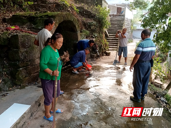 师傅正在切割地面，准备雕槽。.jpg