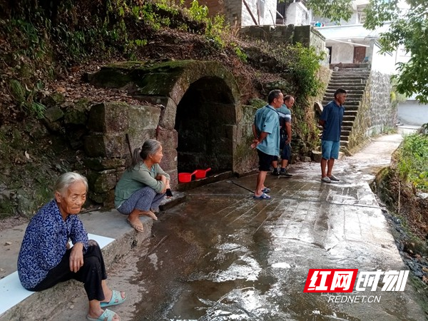 村民们再也不用担心提水摔跤了。.jpg
