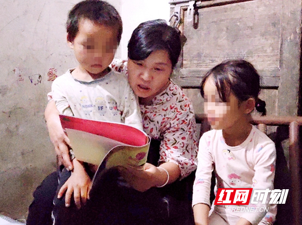秘书长龙爱霞在指导孩子们阅读绘本。.jpg