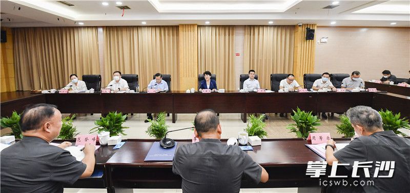 调研期间，吴桂英出席座谈会并讲话。