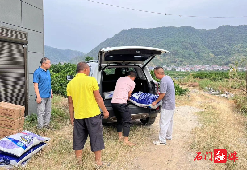 皂市镇：抢抓时节，高效播种油菜2.jpg