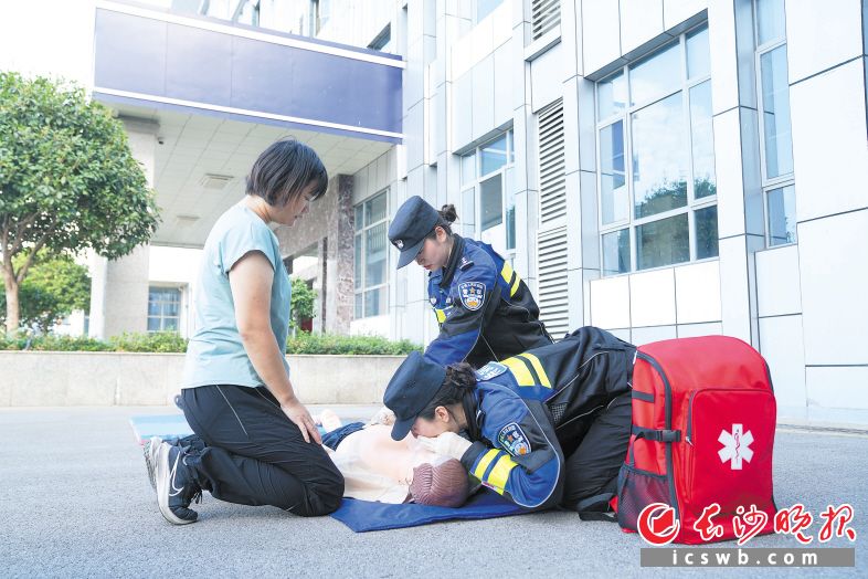 　　20日，市公安局特巡警支队女子特警大队举行应急救护实战演练。