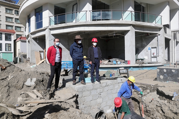 图为次仁平措在工程施工现场，实地调研项目点疫情防控措施落实和复工复产情况。_副本.jpg