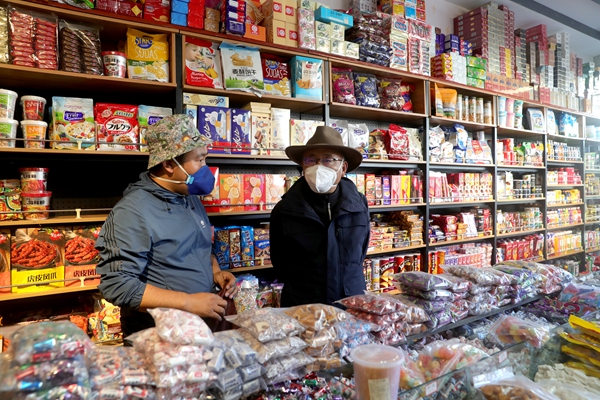 图为次仁平措走进商店，了解落实疫情防控措施、商店运行等情况。_副本.jpg
