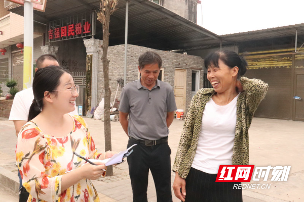 核查组在山界回族乡老屋村与群众面对面核查了解惠民惠农财政补贴资金“一卡通”发放情况.jpg