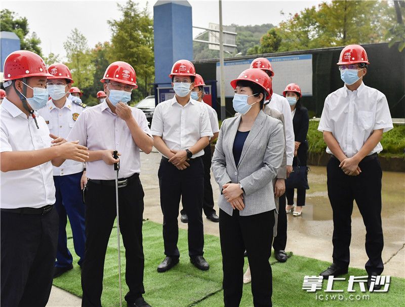 吴桂英在开福区中欣楚天御府在建项目现场，检查建筑工地安全生产工作。