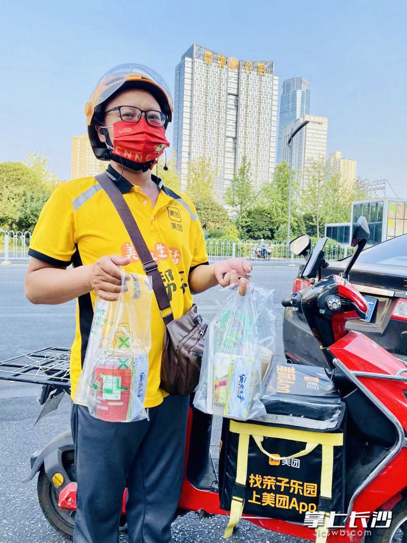 外卖小哥将安全生产常识小卡片装进打包袋，安全生产“放心餐”送进千家万户。 均为通讯员 蹇尚慧 供图