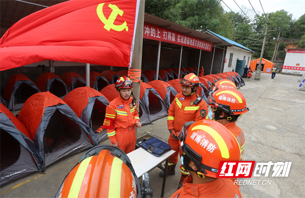 9月23日，湖南省娄底市消防开展跨区域地质灾害救援拉动实战演练演练中，战地政工组成立了地震拉动演练前方指挥部临时党支部 。.JPG