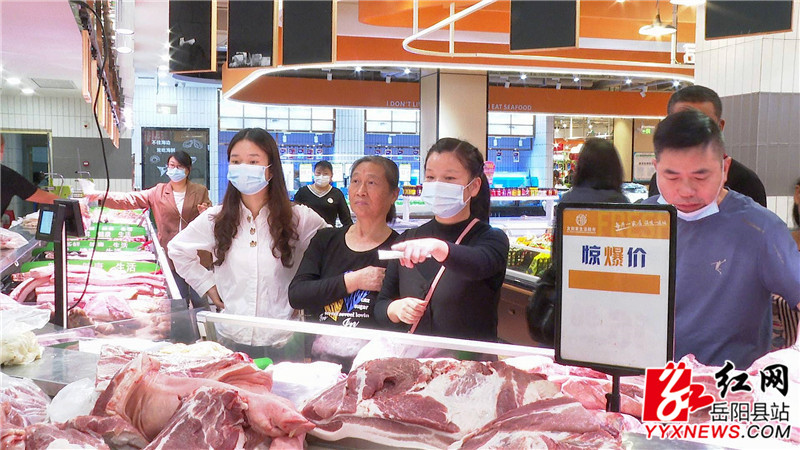 市民正在购买储备猪肉_副本.jpg