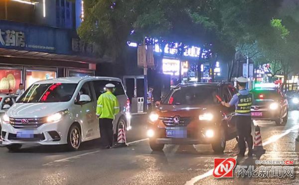 8月30日23时，怀化交警直属一大队在一杆秤路段开展酒驾整治行动。 (1)