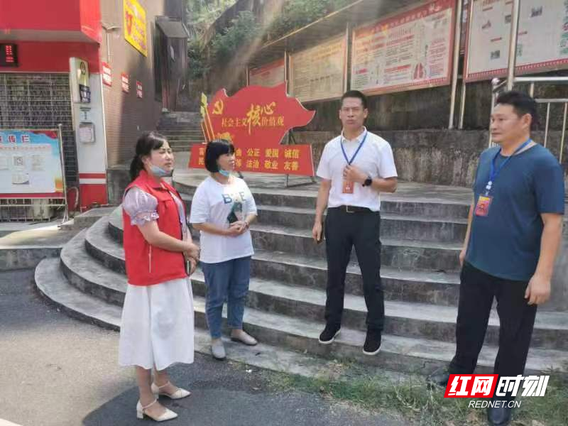 永兴县委联动巡察组组员在干劲东路社区回访.png