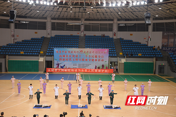 志愿者团队在县体育馆表演急救操科普节目2.jpg