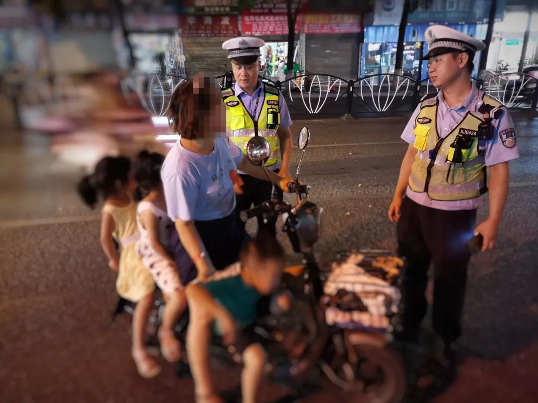 交警夜查电动车3.jpeg 图片