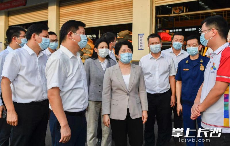 吴桂英在圆通速递华中总部基地检查企业安全生产工作。