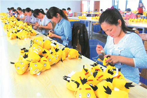 零陵工业园美源达玩具有限公司员工在缝制毛绒玩具。 杨万里 摄.jpg