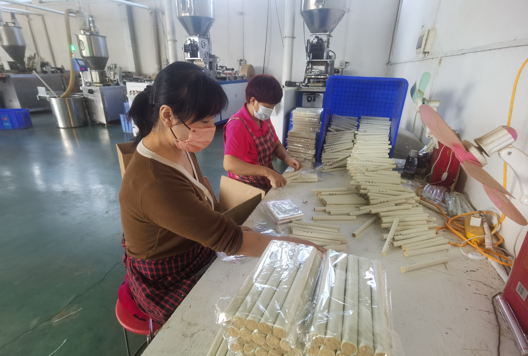 南阳艾草制品加工企业越来越多。图为员工在包装艾条