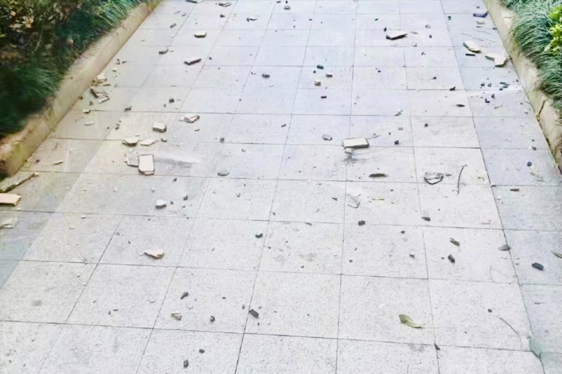 听香水榭小区5栋，高楼坠下的墙砖残片遍地，触目惊心。 均为长沙晚报全媒体记者 李卓 摄