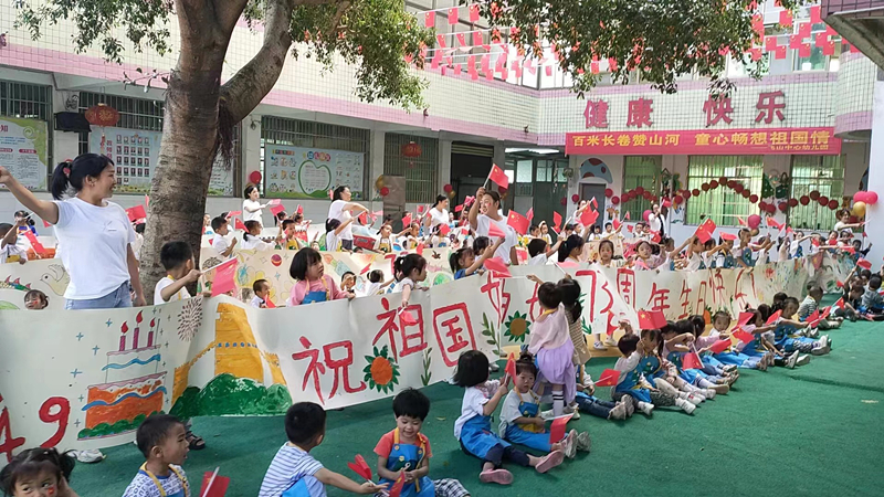 师生共展画卷，唱响《我和我的祖国》（黄丽  摄）.jpg