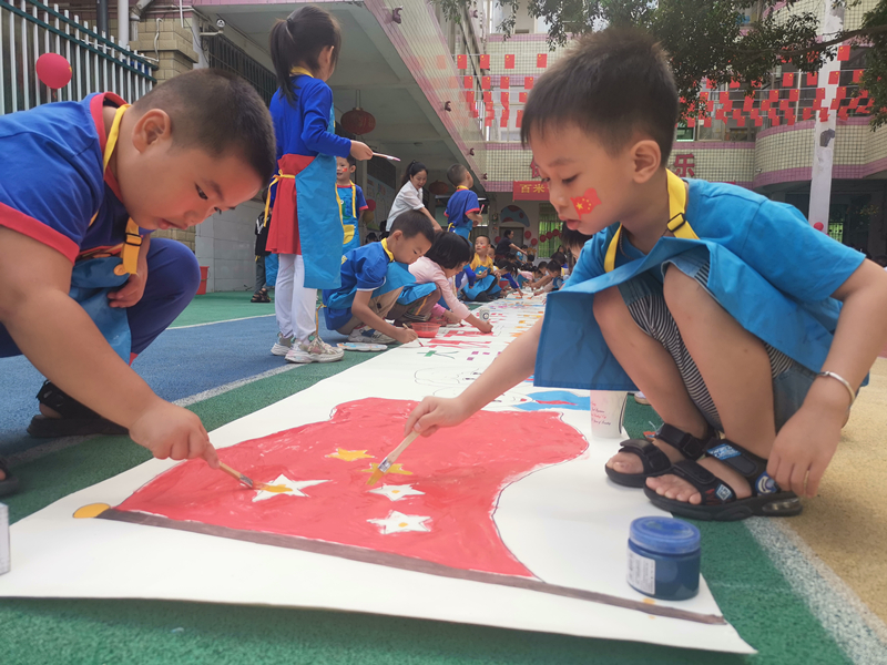 小朋友专注描绘五星红旗（刘蕾 摄）.jpg