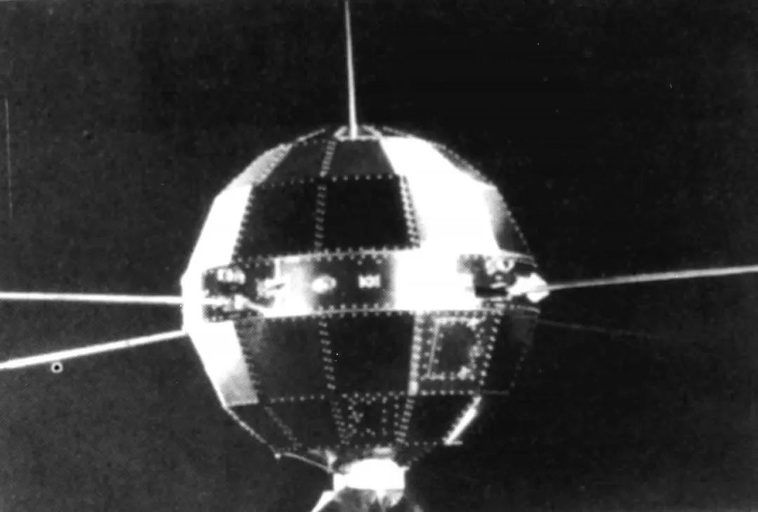 1970年4月24日，我国用“长征一号”运载火箭成功发射第一颗人造卫星“东方红一号”。