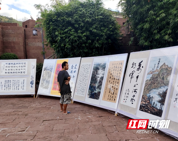 市民在欣赏书画作品。（二）.jpg