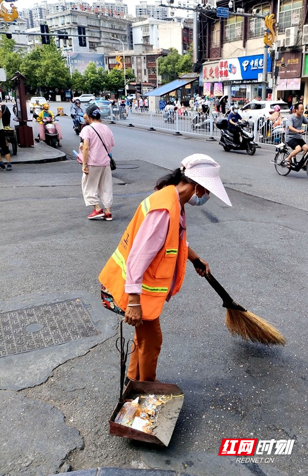 环卫工人在打扫马路卫生。.jpg