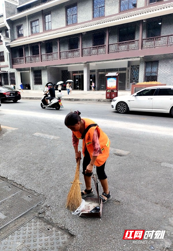 环卫工人在清扫地面的垃圾。.jpg